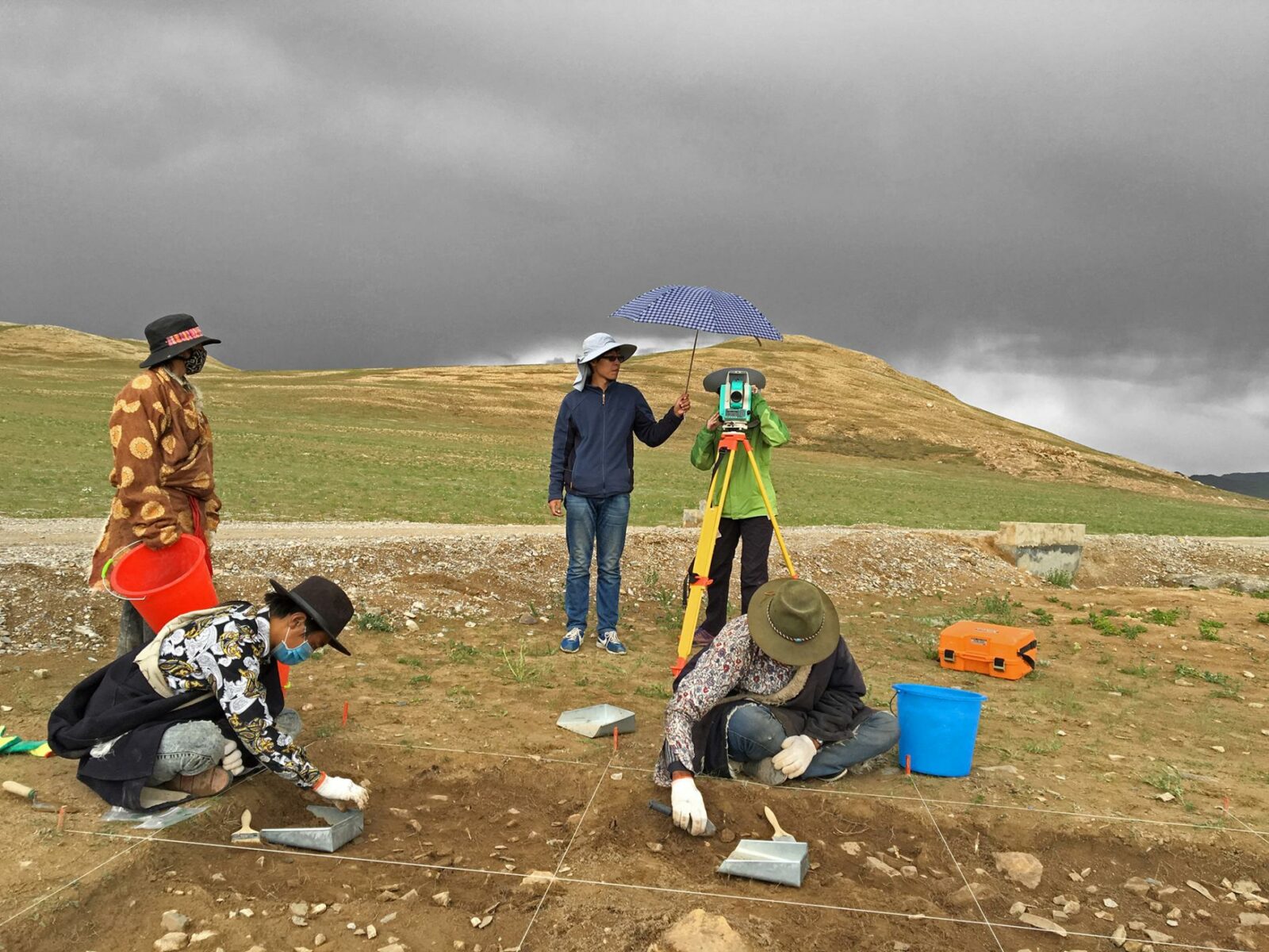 A team excavates at the Nwya Devu site on the Tibetan Plateau. Image Junyi Ge