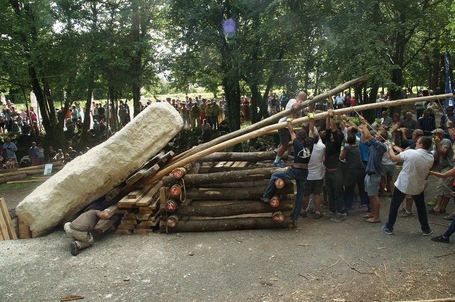 groupe lève un menhir