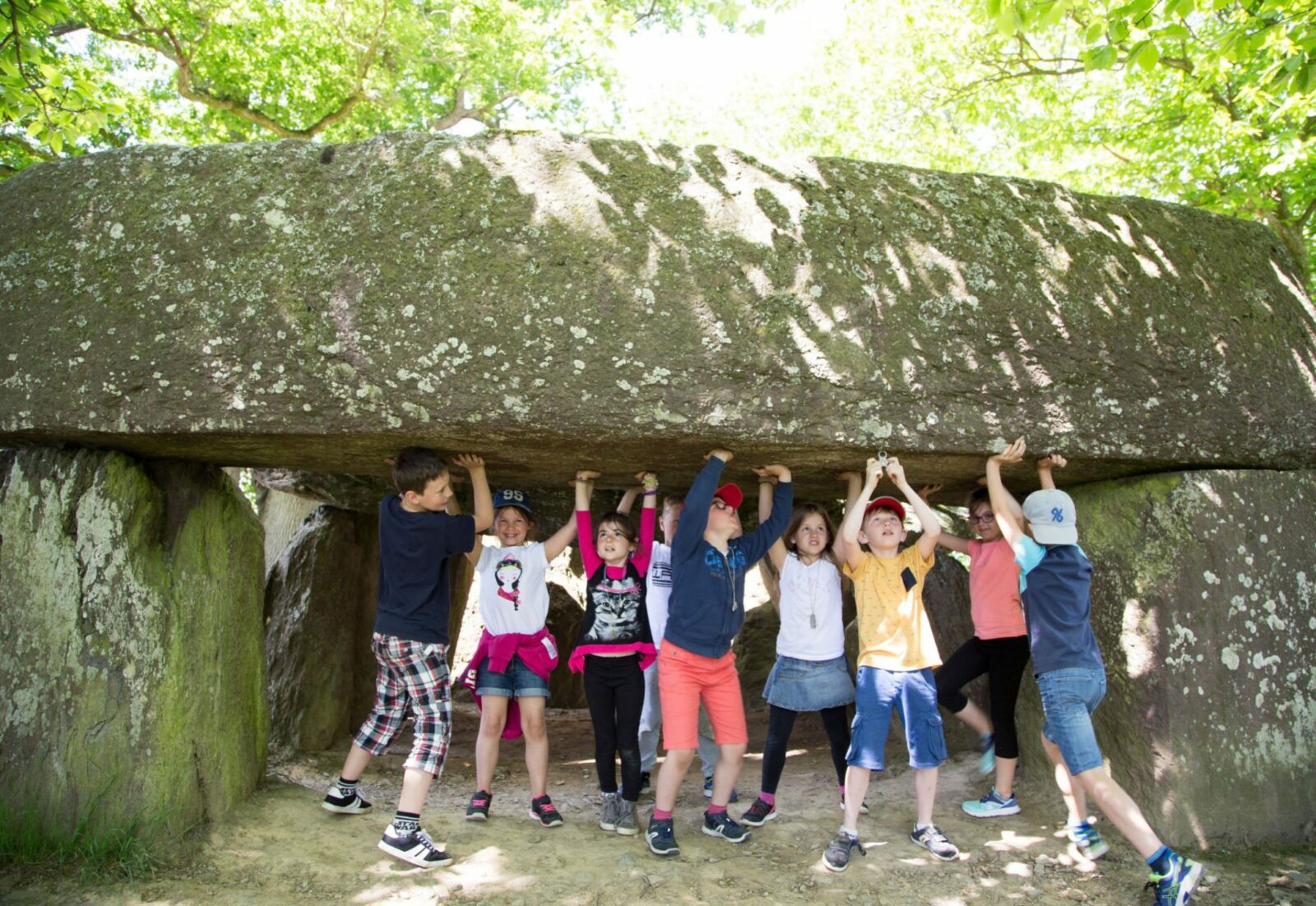 Roche aux fées avec enfants