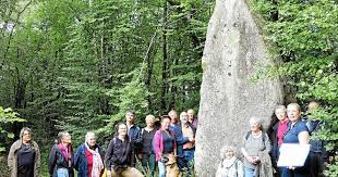 groupe devant un menhir