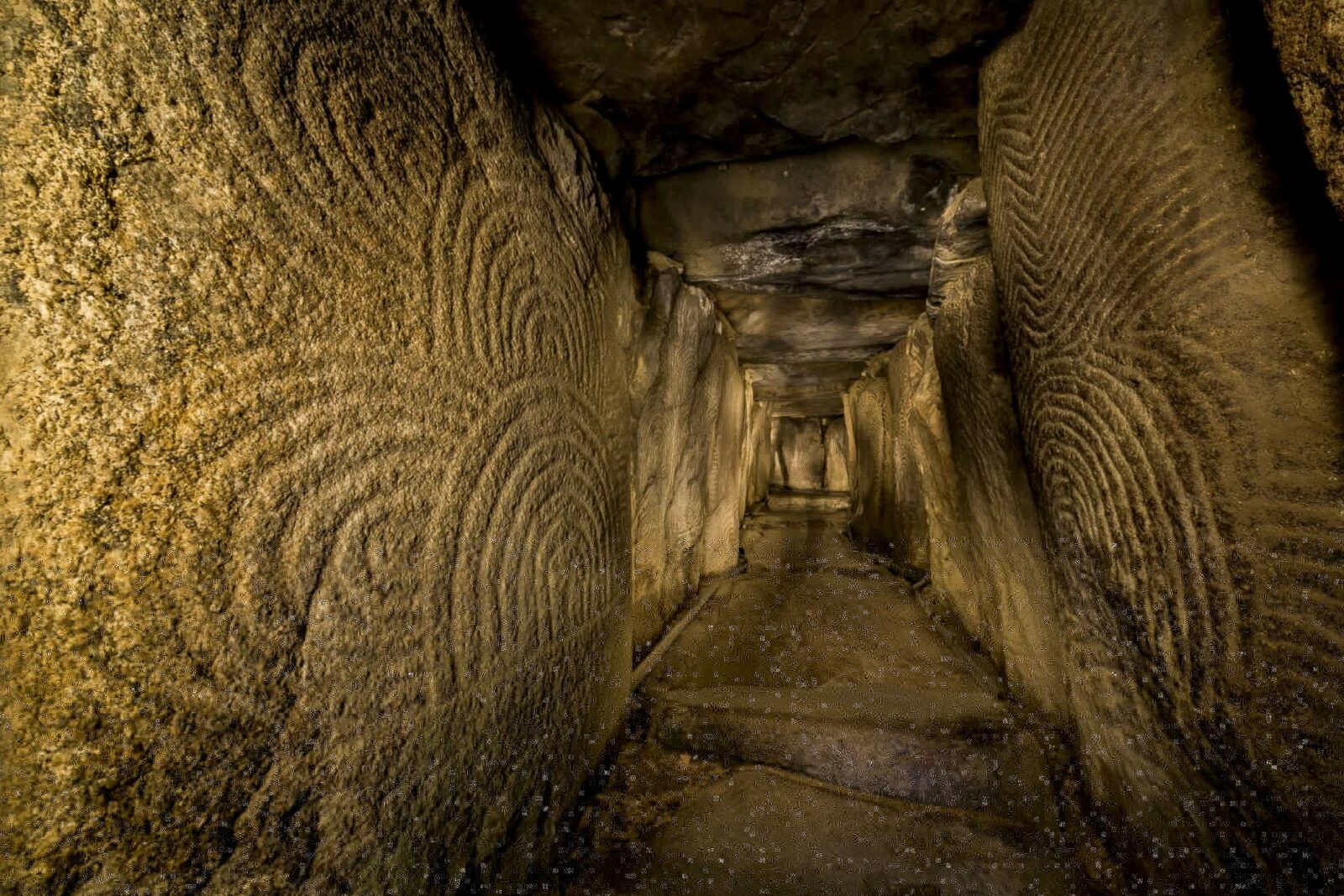 Couloir du dolmen de Gavrinis
