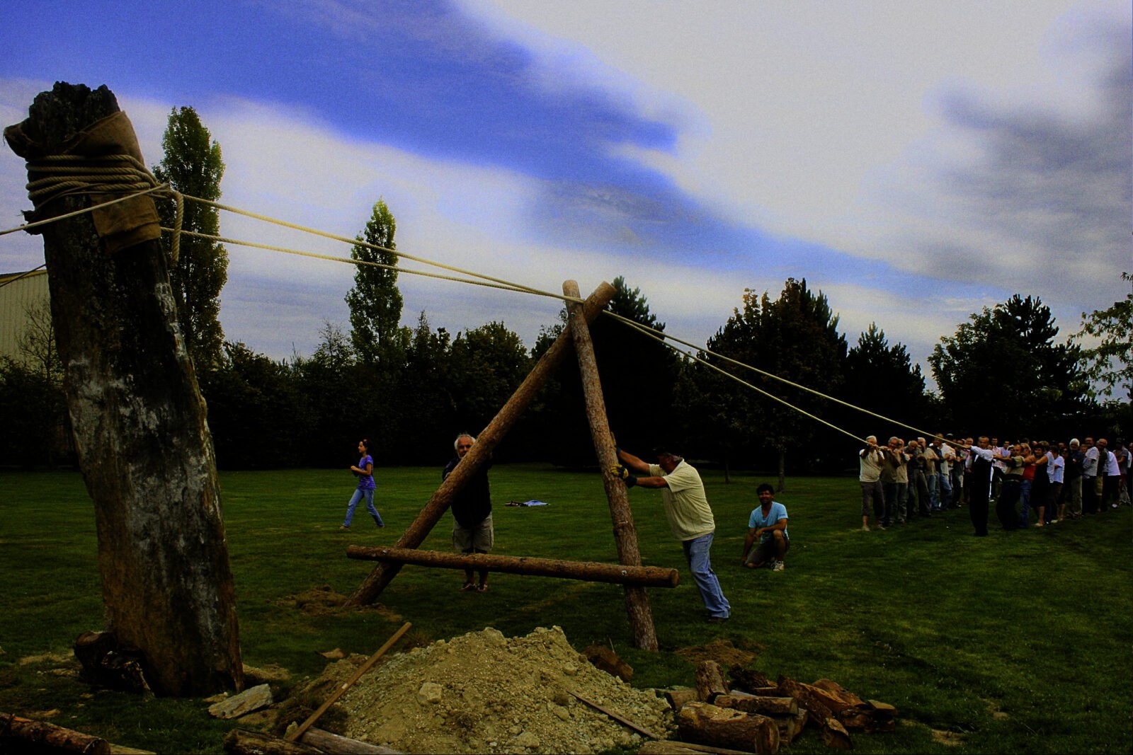 Groupe lève un menhir