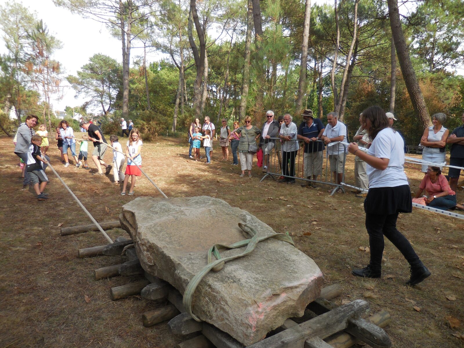 Familles déplacent un menhir