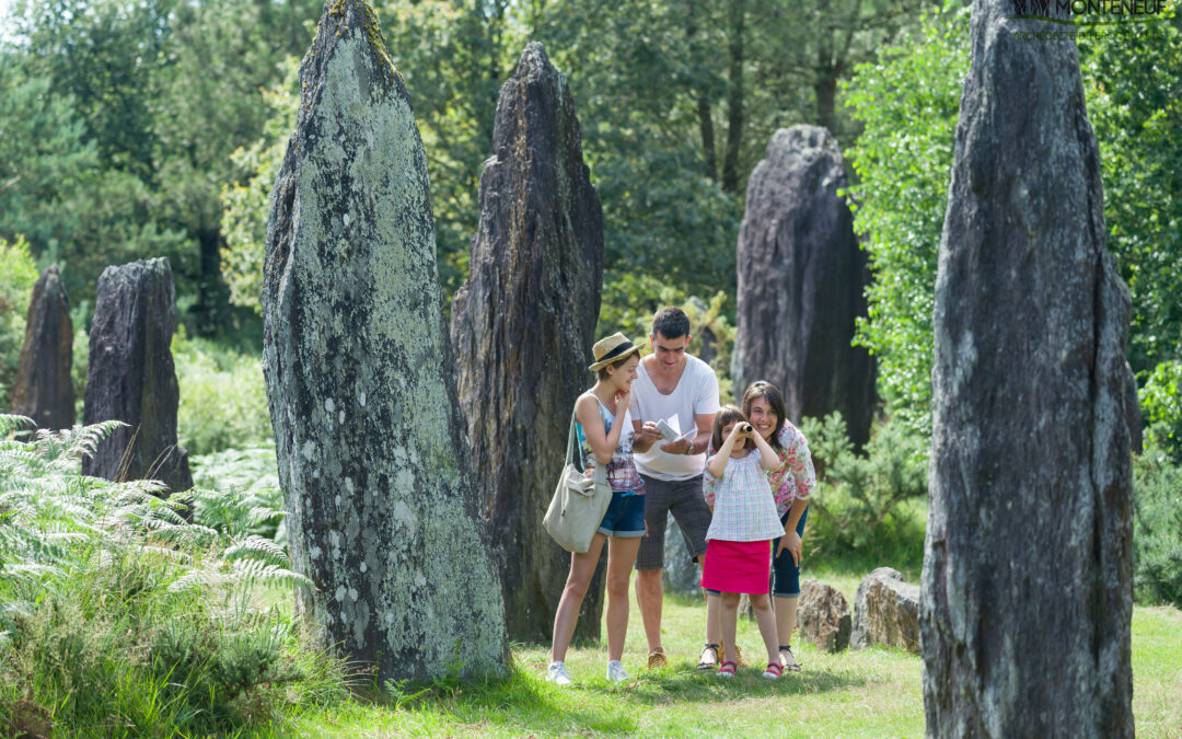 Famille visite des menhirs