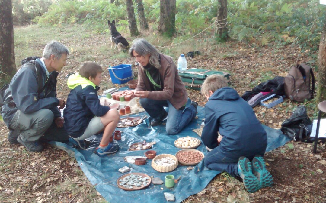 Femme avec une famille lors d'un atelier sur le Néolithique