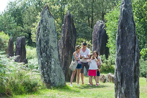 Famille au milie des menhirs