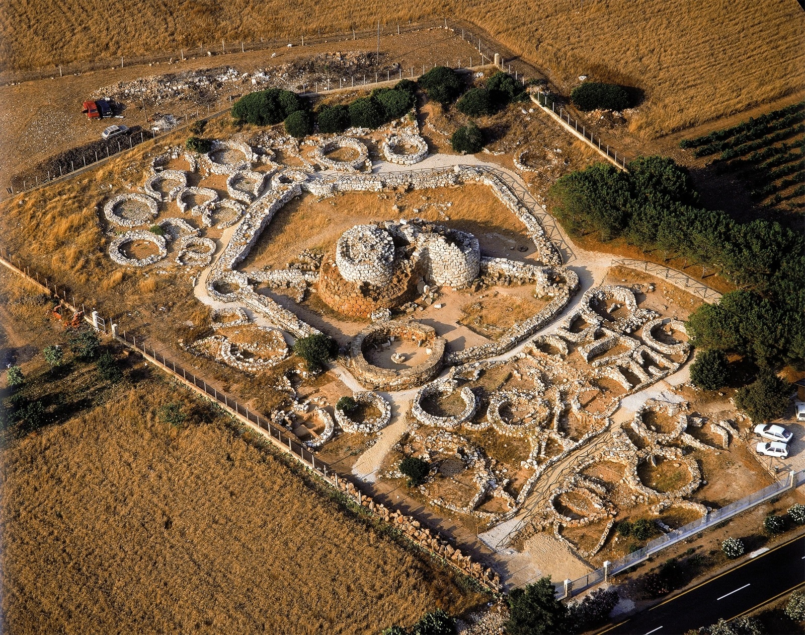 Le nuraghe de Palmavera (15e à 9e siècle av. J.-C.) est un exemple caractéristique des structures mégalithiques érigées par le peuple nuragique en Sardaigne à l’âge du bronze tardif.